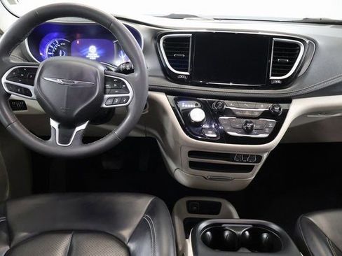 Used 2023 Chrysler Pacifica Touring-L FWD image 12