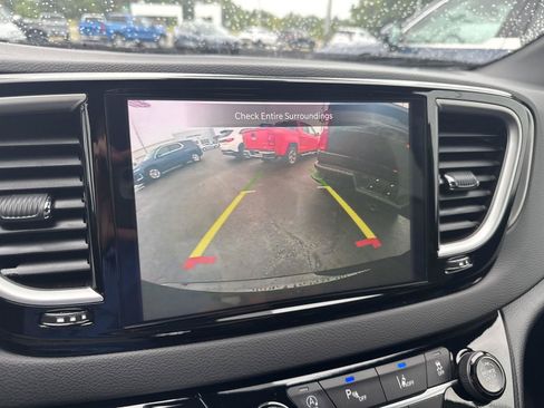 Used 2025 Chrysler Pacifica Select FWD image 23