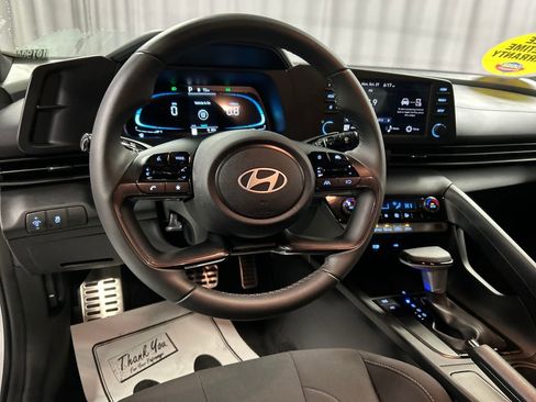 Used 2025 Hyundai Elantra Sport image 13