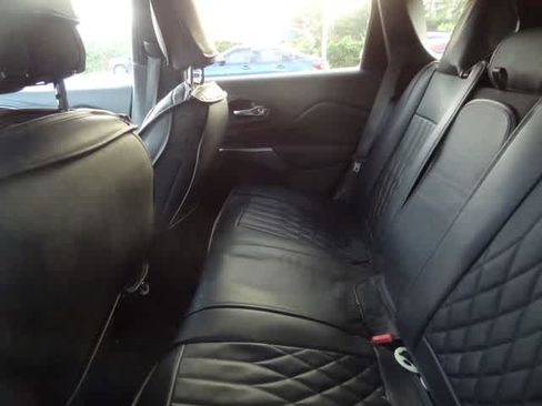 Used 2021 Jeep Cherokee Latitude w/ Mopar Interior Package FWD image 9