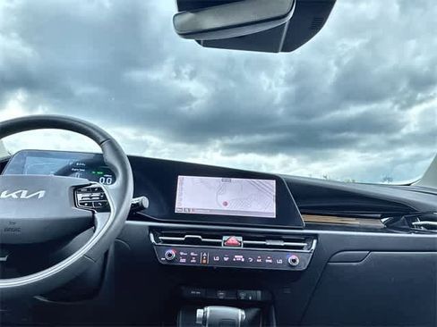 Used 2023 Kia Niro SX image 30