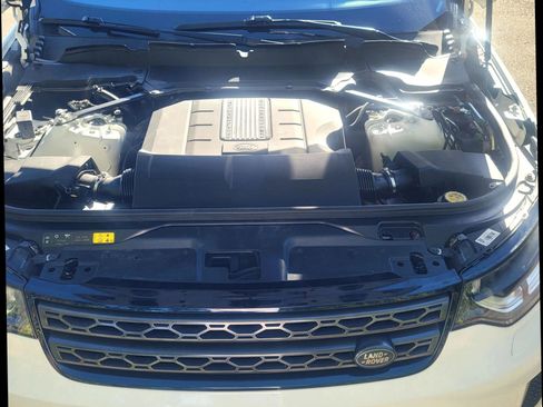 Used 2019 Land Rover Discovery SE image 11