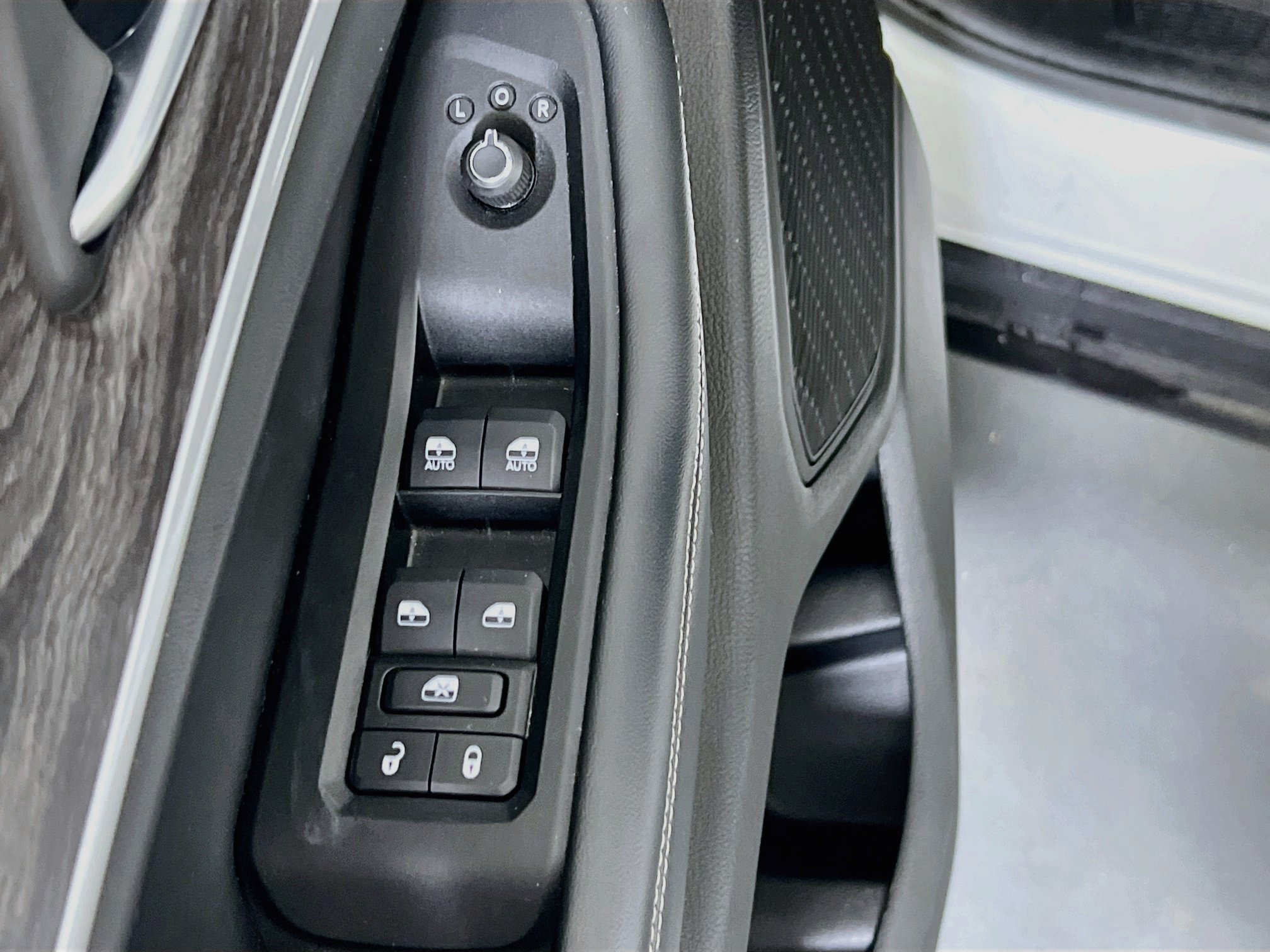Used 2023 Jeep Grand Cherokee Limited w/ Black Appearance Package AWD/4WD image 18