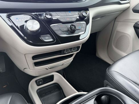 Used 2023 Chrysler Pacifica Touring-L FWD image 30