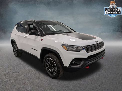 Used 2025 Jeep Compass Trailhawk AWD/4WD image 3