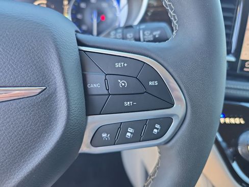 Used 2023 Chrysler Pacifica Limited image 25