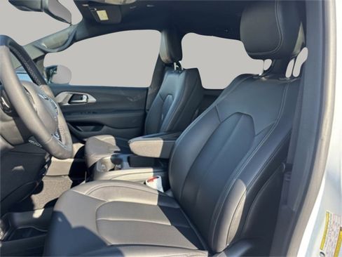 New 2026 Chrysler Pacifica Select image 10