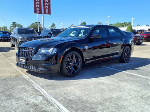 Used 2023 Chrysler 300 Touring w/ Sport Appearance Package image 3