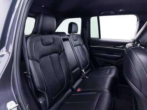 Used 2024 Jeep Grand Cherokee Limited w/ Black Appearance Package AWD/4WD image 39