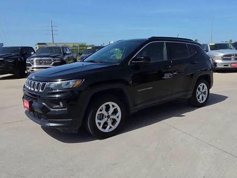 Used 2025 Jeep Compass Latitude w/ Sun & Sound Group AWD/4WD image 4