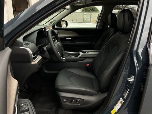 New 2026 Toyota Grand Highlander Limited image 9