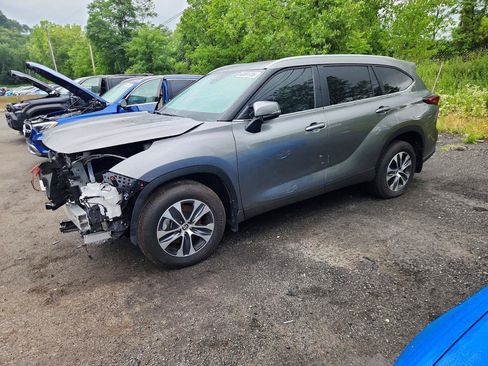 Used 2026 Toyota Highlander XLE AWD/4WD image 3