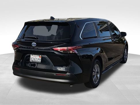 Used 2022 Toyota Sienna XLE image 3