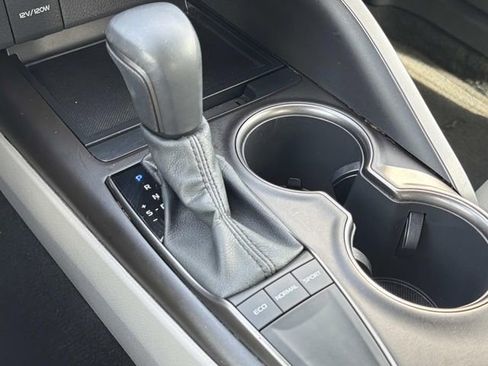 Used 2022 Toyota Camry SE image 25