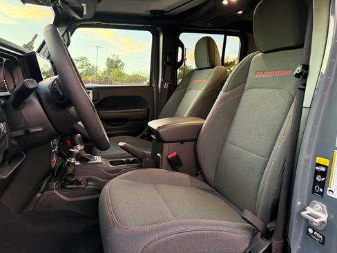 Used 2025 Jeep Gladiator Rubicon w/ Convenience Group AWD/4WD image 11