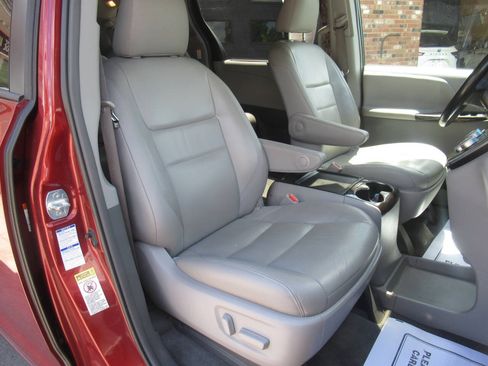 Used 2017 Toyota Sienna XLE Premium w/ Outdoor Package AWD/4WD image 7