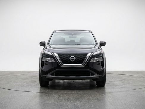 Used 2025 Nissan Rogue SV image 2