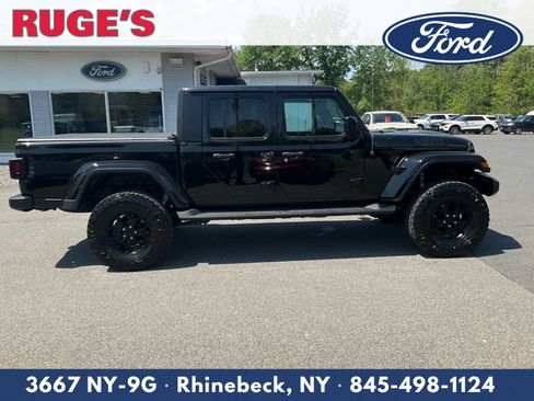 Used 2022 Jeep Gladiator Sport AWD/4WD image 2