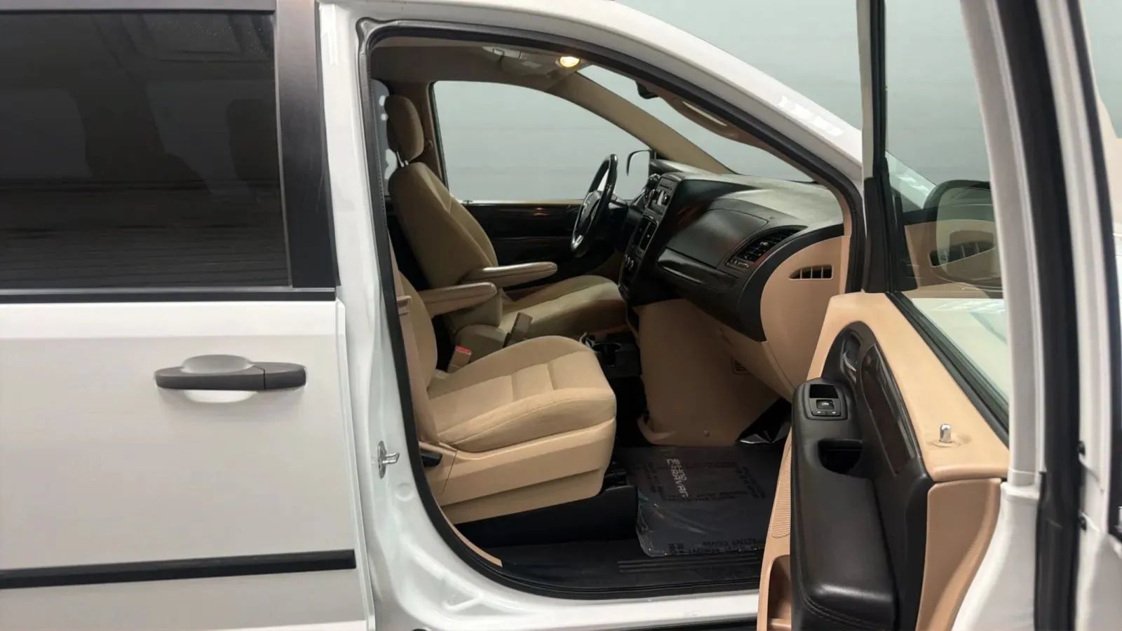 Used 2015 Dodge Grand Caravan American Value Package w/ UConnect Hands-Free Group FWD image 20