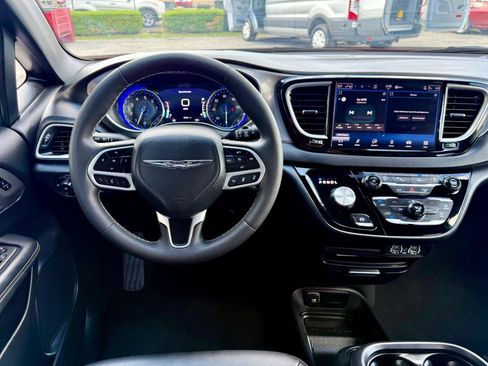 Used 2025 Chrysler Pacifica Select FWD image 18