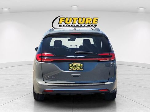 Used 2022 Chrysler Pacifica Touring-L FWD image 8