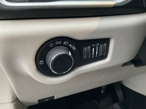 Used 2021 Chrysler Voyager Lxi image 25