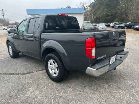 Used 2010 Nissan Frontier SE image 5