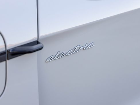 Used 2025 Porsche Taycan 4S image 18