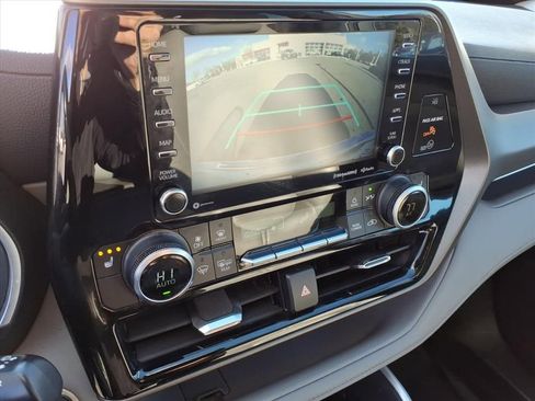 Used 2020 Toyota Highlander XLE image 37