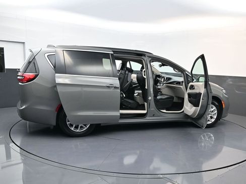 Used 2022 Chrysler Pacifica Touring-L image 33