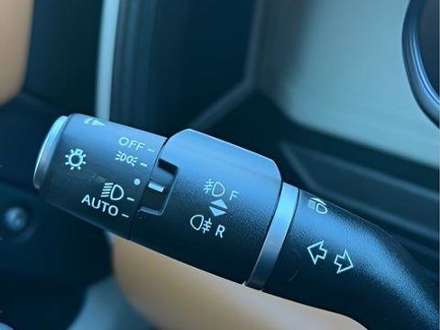 Used 2023 Land Rover Defender 130 SE image 7