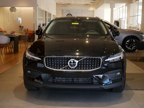 New 2026 Volvo V60 B5 Cross Country Plus w/ Climate Package AWD/4WD image 9