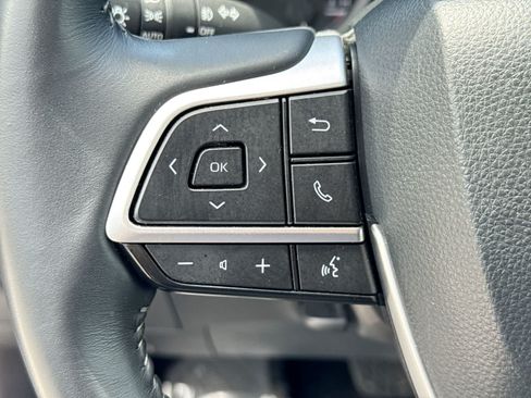 Used 2025 Toyota Highlander XLE FWD image 30