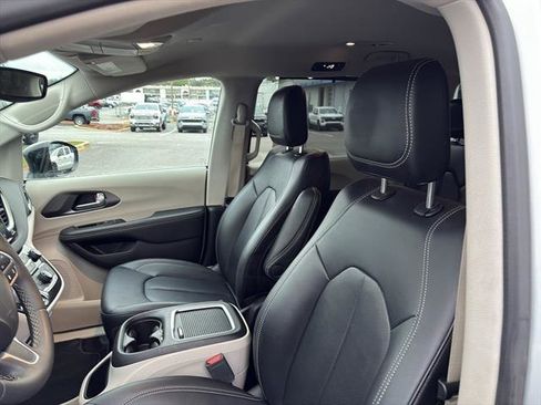 Used 2024 Chrysler Pacifica Touring-L image 14
