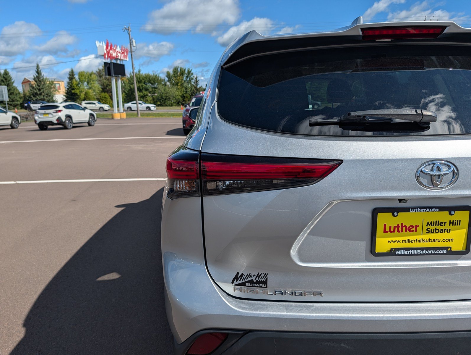 Used 2023 Toyota Highlander XLE AWD/4WD image 17