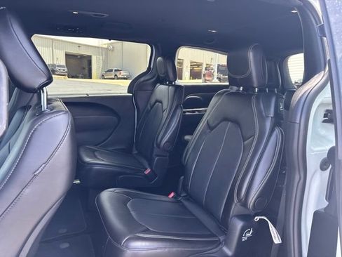 Used 2025 Chrysler Pacifica Select FWD image 15