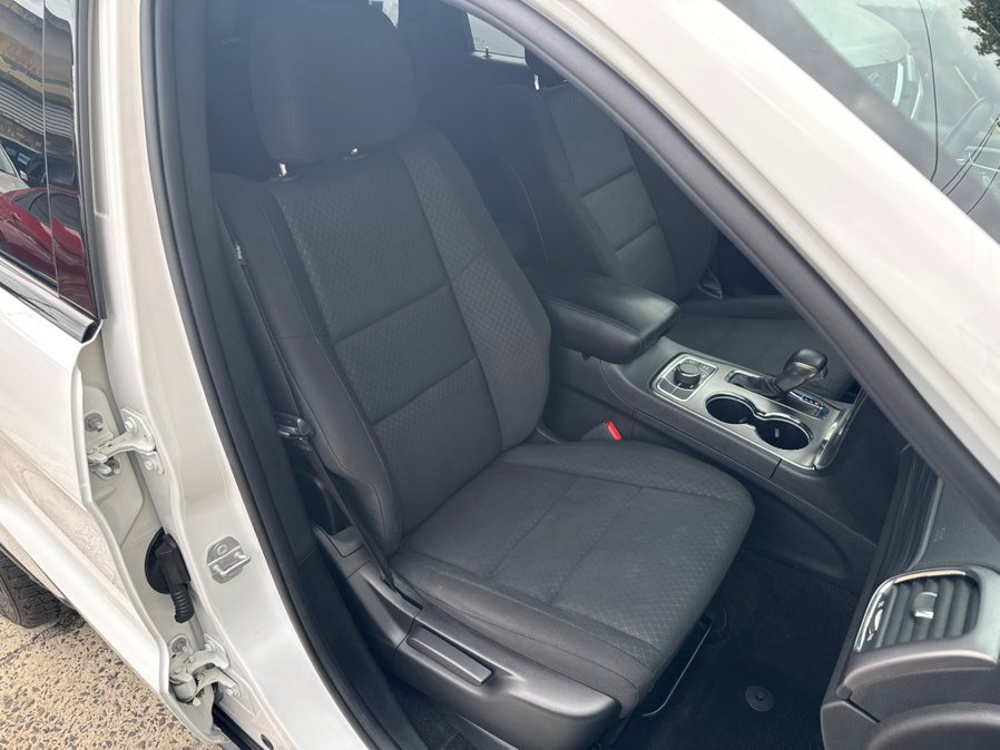 Used 2019 Jeep Grand Cherokee Laredo AWD/4WD image 8