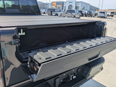 Used 2024 GMC Sierra 2500 AT4 w/ AT4 Premium Plus Package AWD/4WD image 5