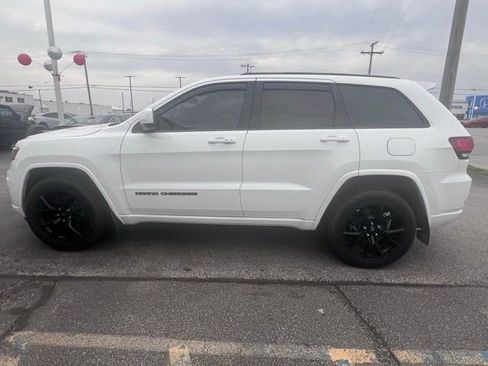Used 2018 Jeep Grand Cherokee Altitude image 12