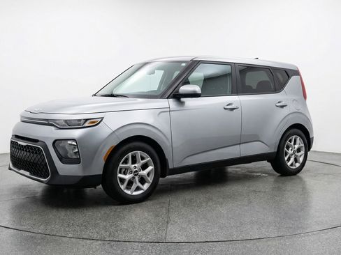 Used 2025 Kia Soul LX w/ LX Technology Package FWD image 3