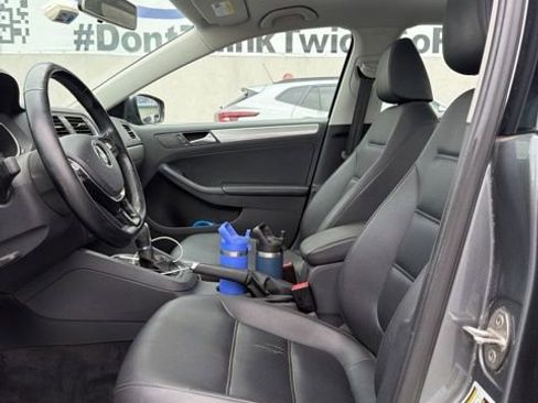 Used 2017 Volkswagen Jetta SE FWD image 6
