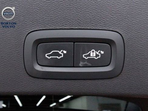 Certified 2025 Volvo XC40 B5 Core image 31