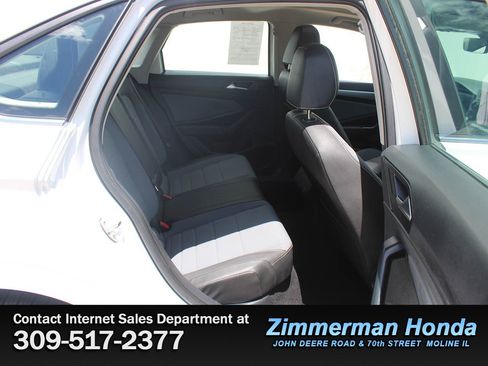 Used 2025 Volkswagen Jetta SE w/ Sunroof Package FWD image 7
