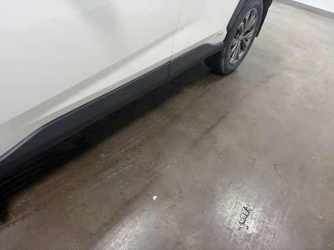 Used 2022 Toyota RAV4 XLE Premium image 10