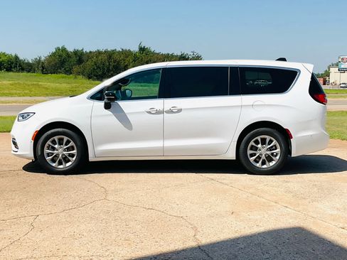 New 2025 Chrysler Pacifica Select image 5
