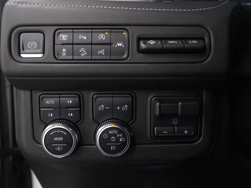 Used 2023 GMC Yukon XL Denali Ultimate image 30