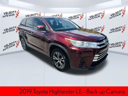 Used 2019 Toyota Highlander LE FWD image 1