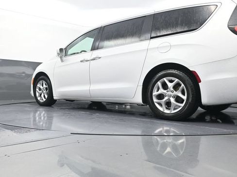 Used 2018 Chrysler Pacifica Touring Plus w/ Tire & Wheel Group FWD image 33