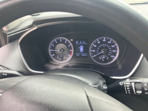 Used 2019 Hyundai Santa Fe SE image 11