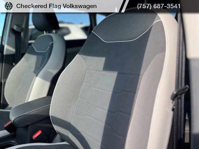 Used 2025 Volkswagen Taos SE FWD image 21